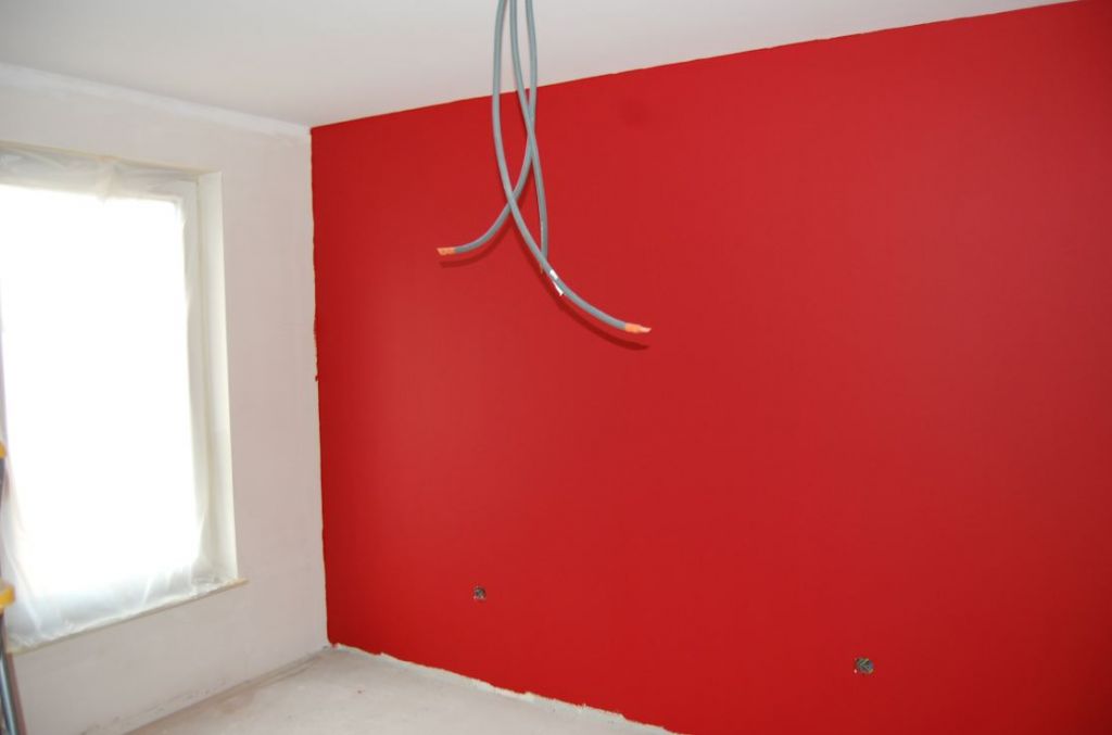 peinture mur chambre parentale, un peu violent le rouge, dans la réalité, c'est un peu plus doux.