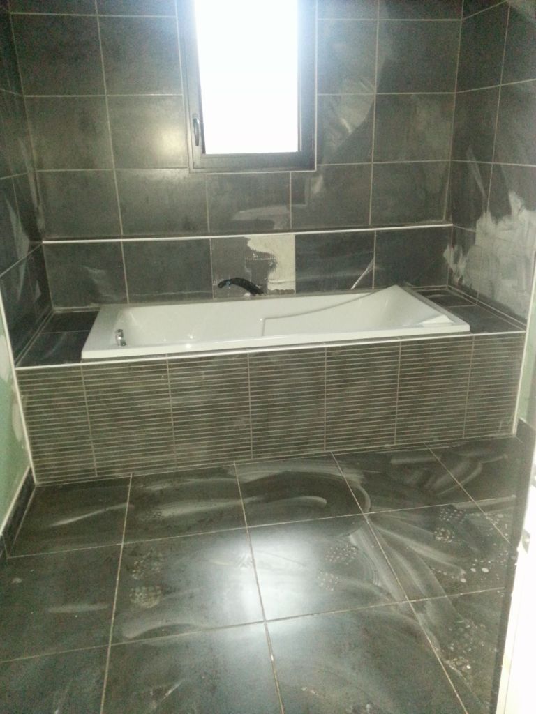 La faience de la salle de bain terminée