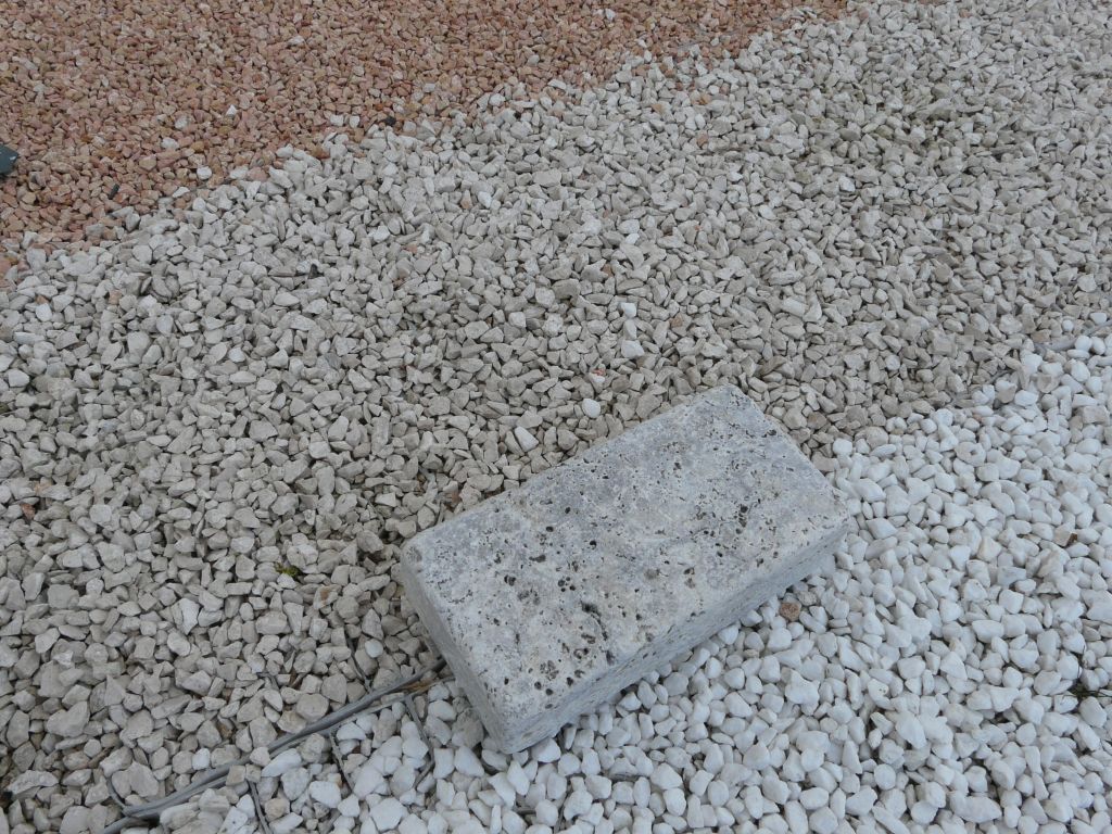 Concass� calcaire blanc avec bordure