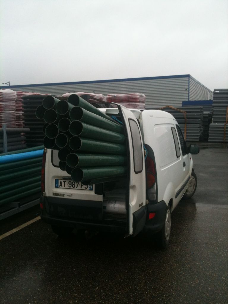 Le kangoo charg� de drain ...