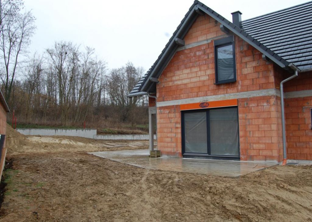 "bitume" appliqué   remise des terres sur muret arrière