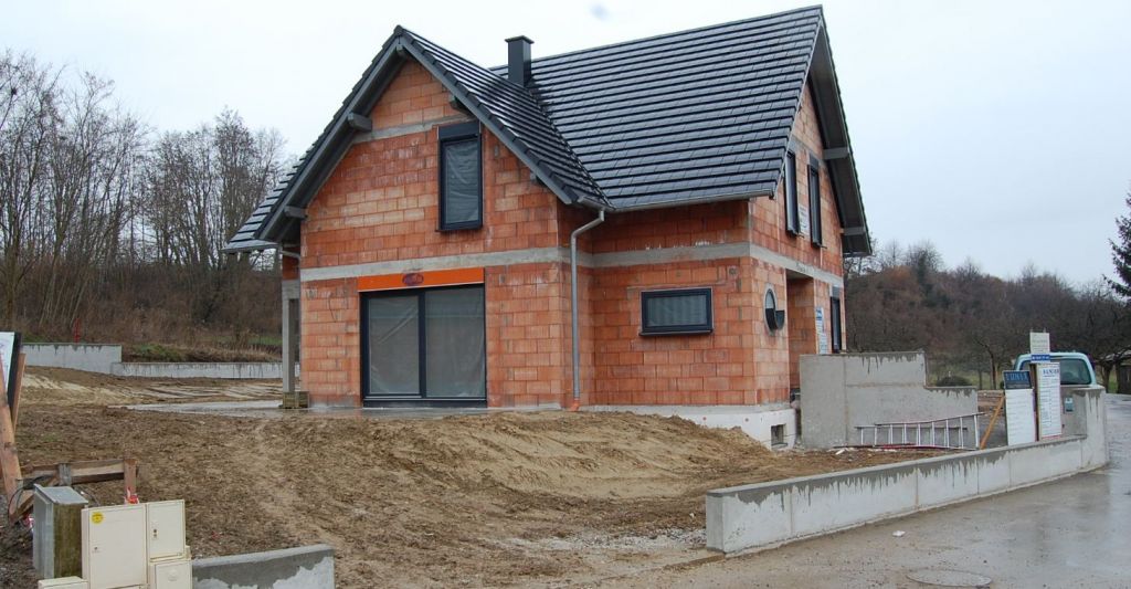 "bitume" appliqué   remise des terres sur muret arrière