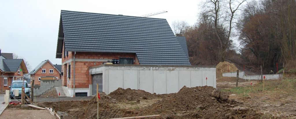 "bitume" appliqué   remise des terres sur muret arrière