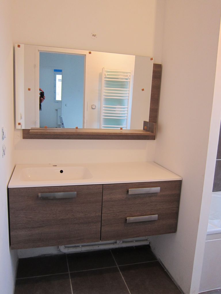 meuble de salle de bain posé dans sa niche (modèle Aubade "Chiara")