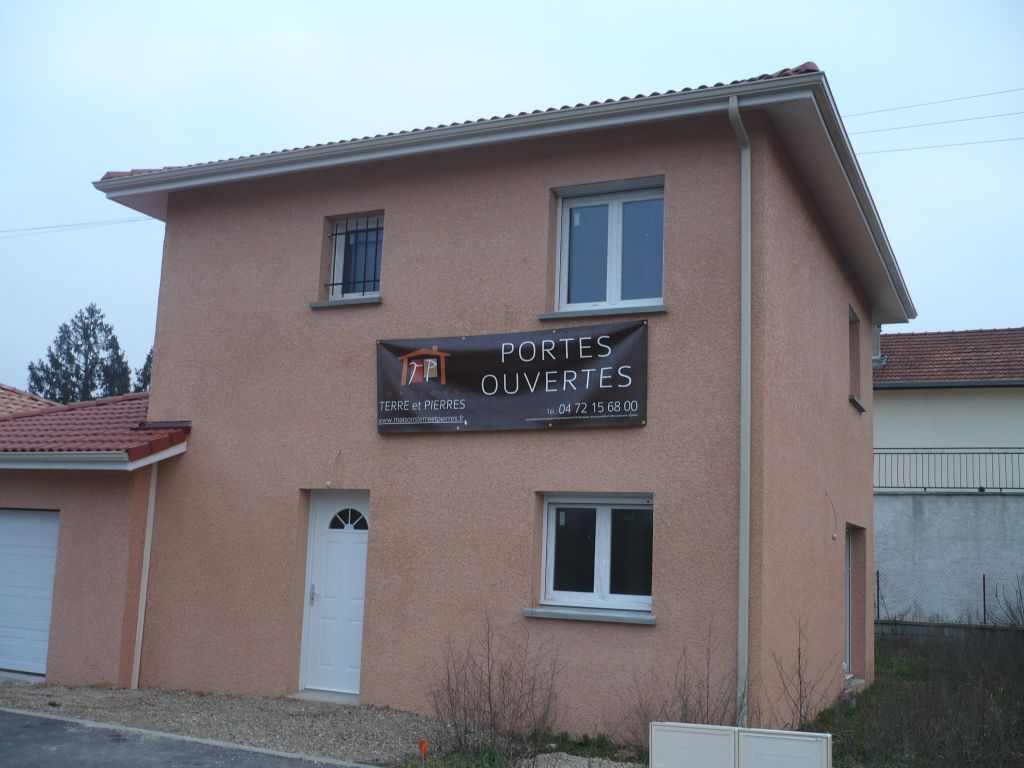 Portes ouvertes avec la bandes de plastique dans l'angle du garage pour dissimuler les fissures