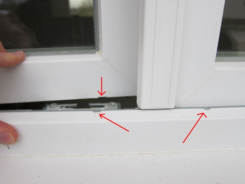 marques laissées sur la fenêtre par une tentative d'effraction avortée :-(