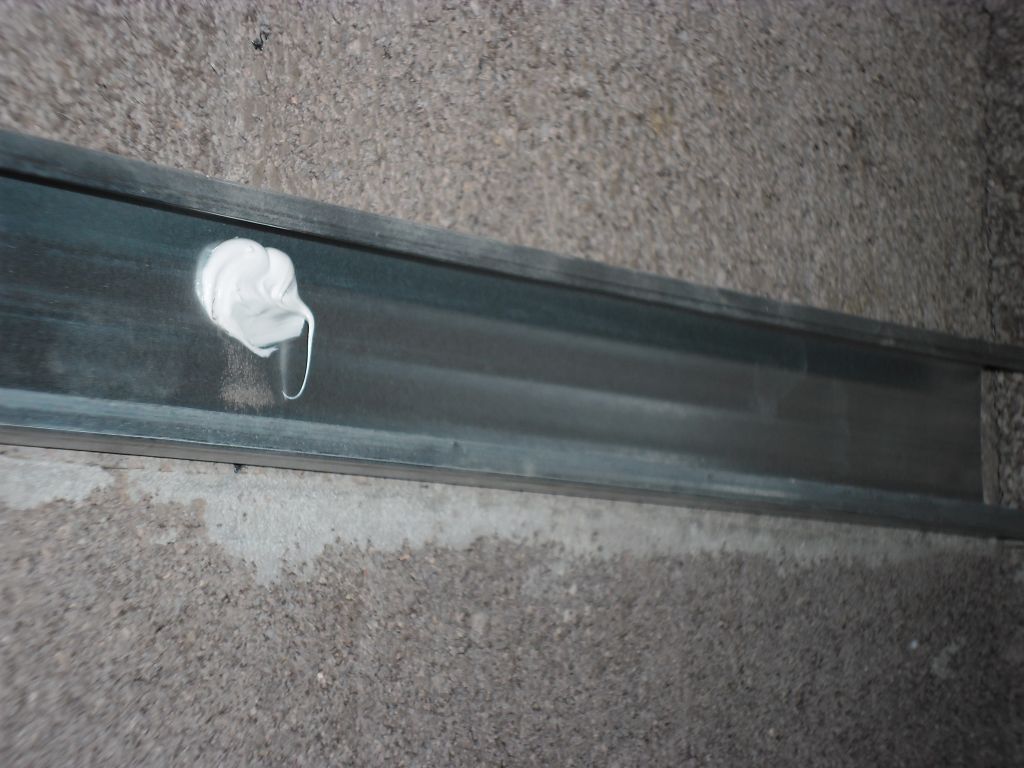Joint sur tête vis support rail mur
