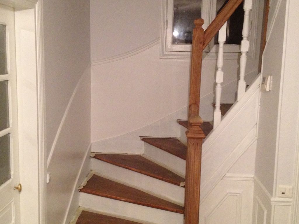 Escalier (manque dernière couche de blanc mat sur la plinthe)!
