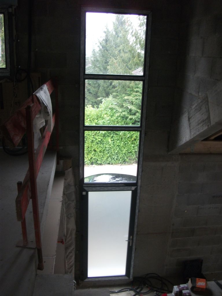 Porte d'entrée et colonne escalier