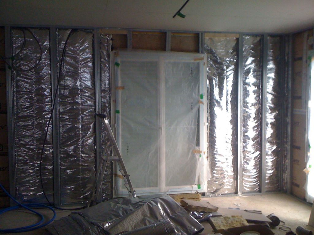 Isolation supplémentaire avec thermo-réflexion et tassaux bois pour les supports rideaux.