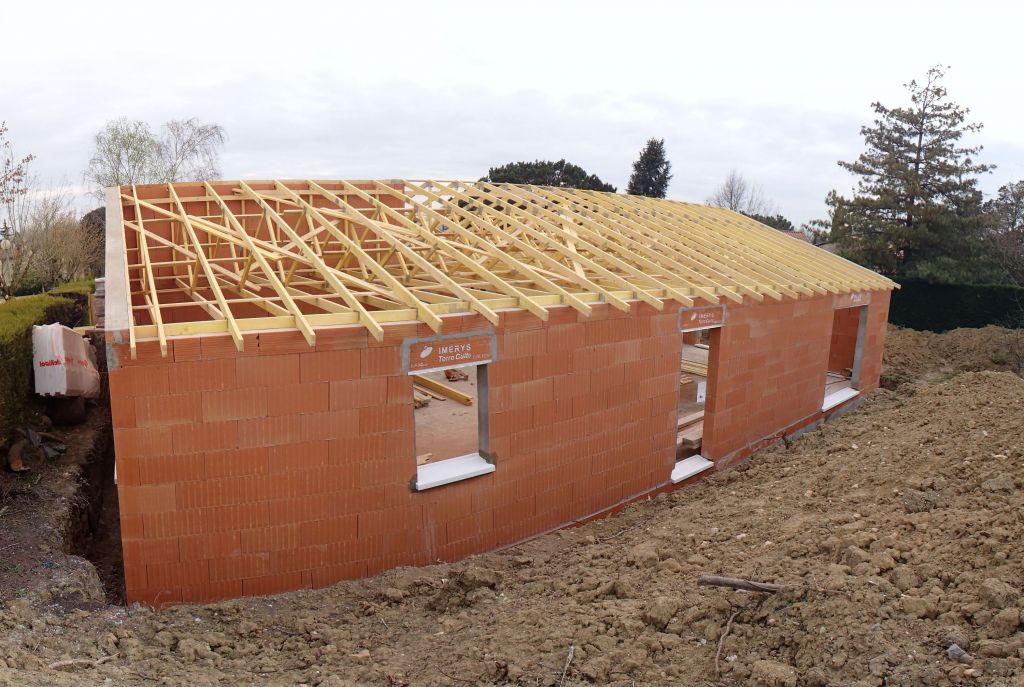 Fermette sur la partie habitable et charpente traditionnelle au dessus du garage pour y accueil du rangement