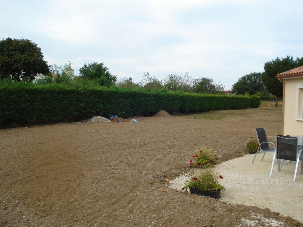 Am�nagement de la terre et pr�paration du terrain pour la future pelouse