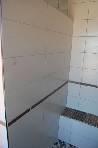 SDB étage: interieur de la douche, la double vasque se trouvera derrière le mur à gauche