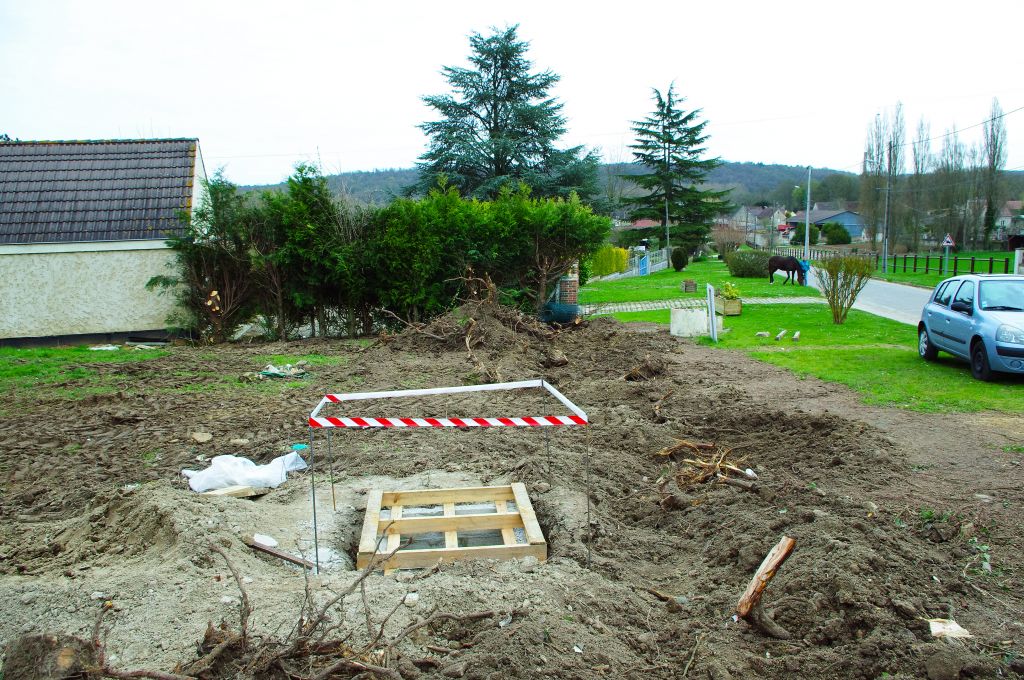Le terrain avec les souches enlevés   le regard pour le compteur d'eau