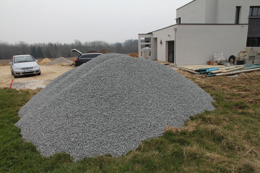20 T de gravier bleu pour la cr�ation du parking