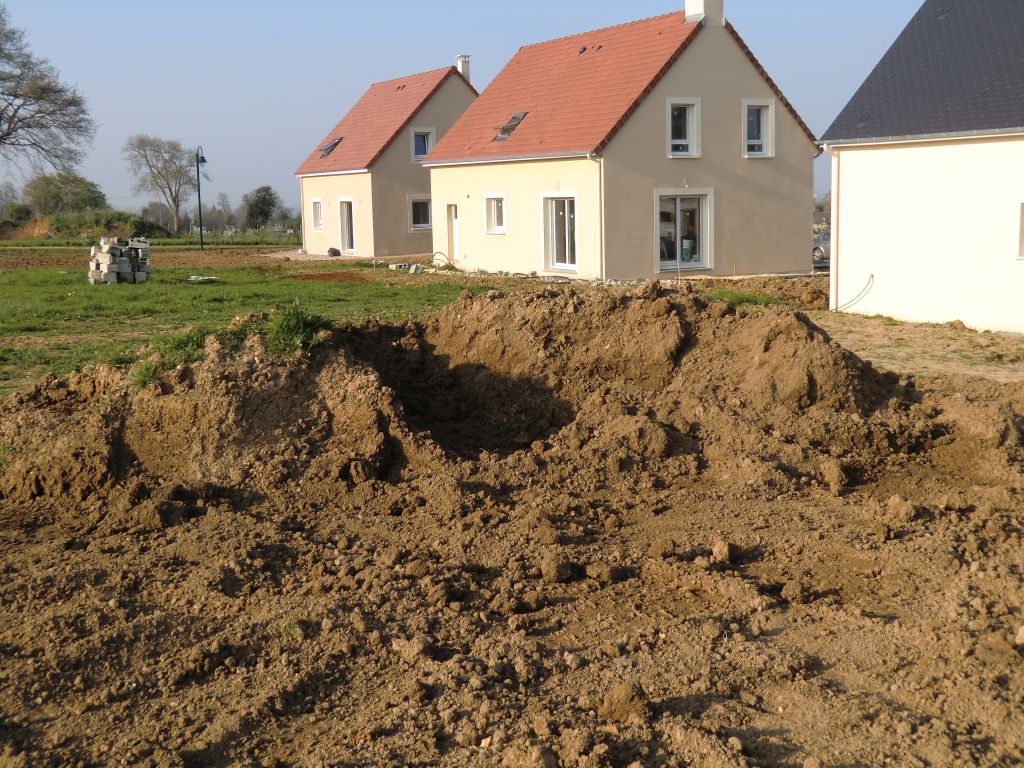 Tas de terre � ramener sur le devant de la maison