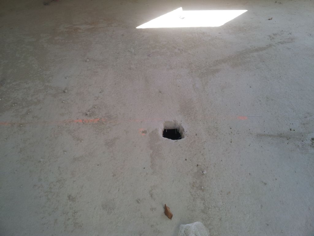 Trou dans le garage pour l'�vacuation douche de la salle de bain
