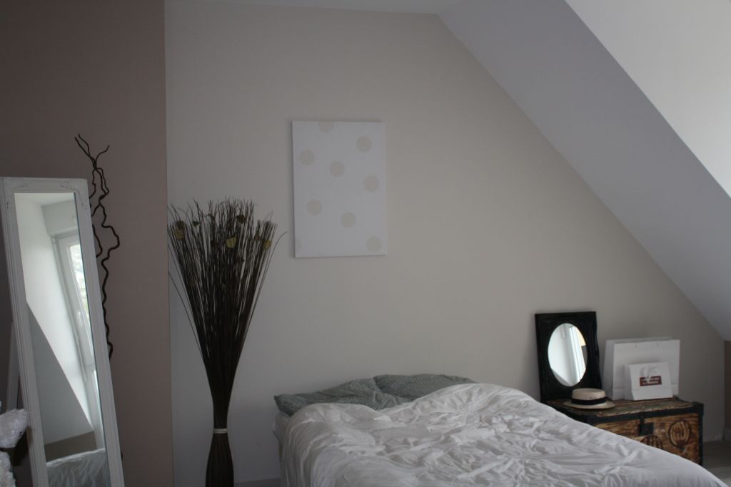 Chambre 2, à l'étage : chambre d'amis et dressing Chambre 2, à l'étage : chambre d'amis et dressing