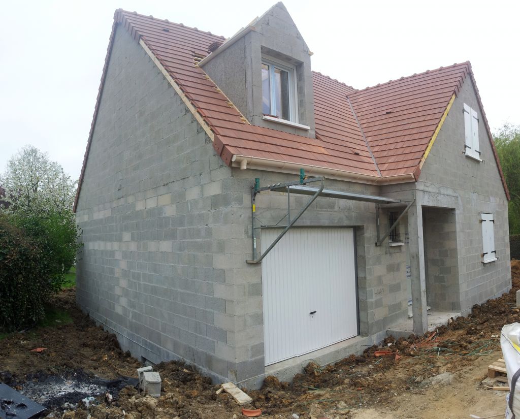 Maison avec la toiture c�t� Nord-Est