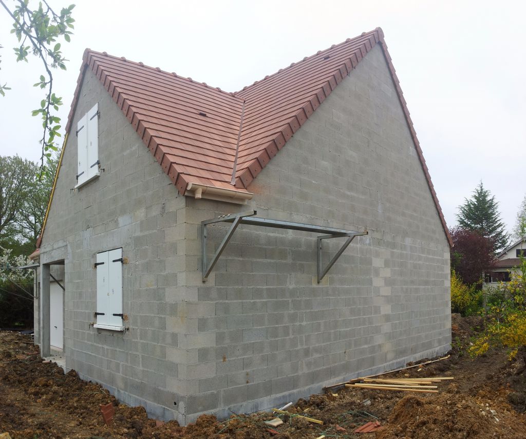 Maison avec la toiture c�t� Nord-Ouest