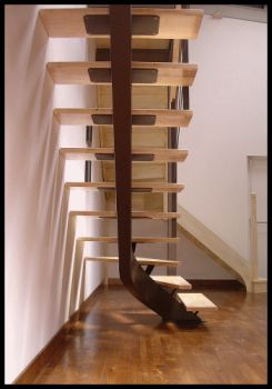 Escalier à limon central en acier et marche en bois