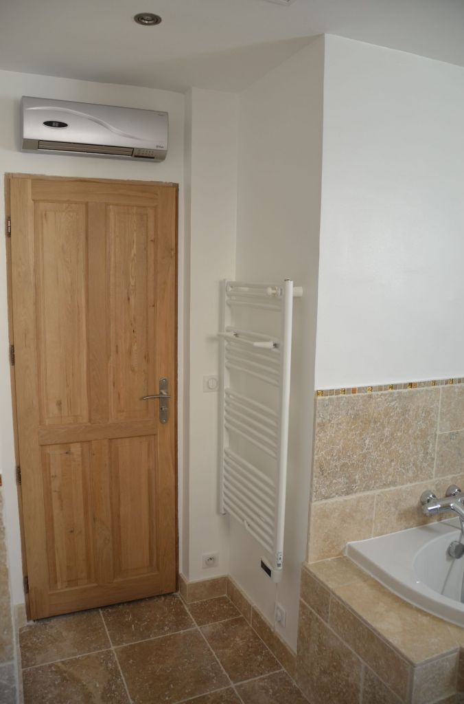 Salle de bain, porte d'entre / radiateurs