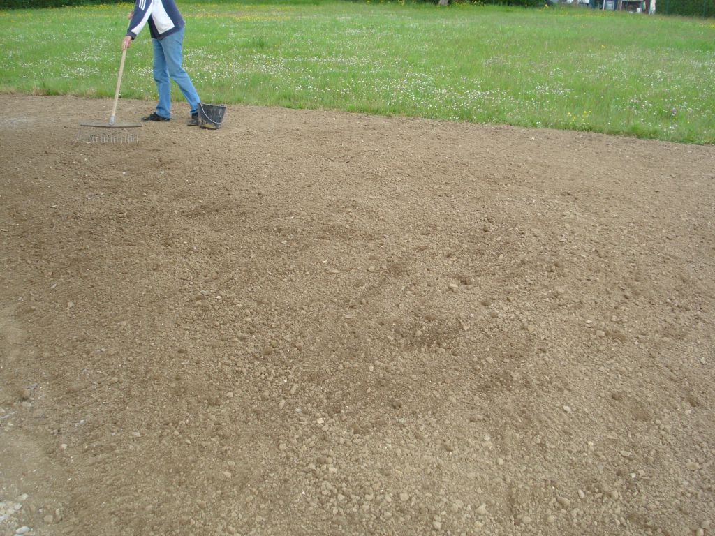 Pr�paration de la pelouse : ratissage et ramassage des derniers cailloux