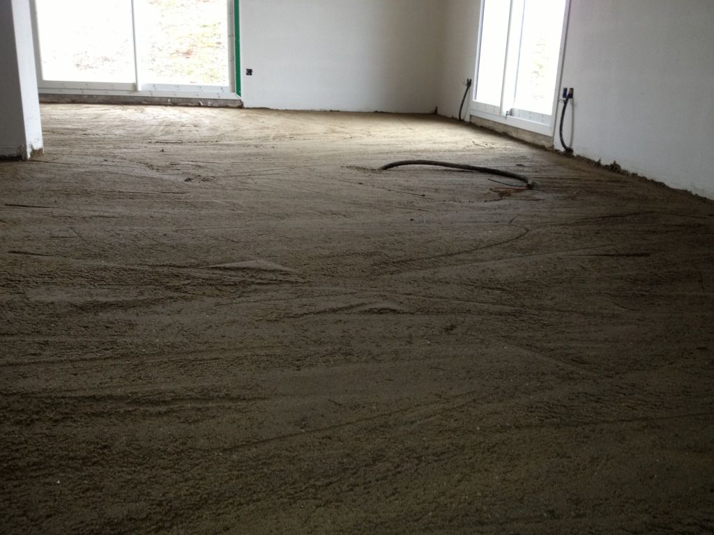 Chape ou pr�-chape ???? Etrange la texture... Sorte de sable compact...