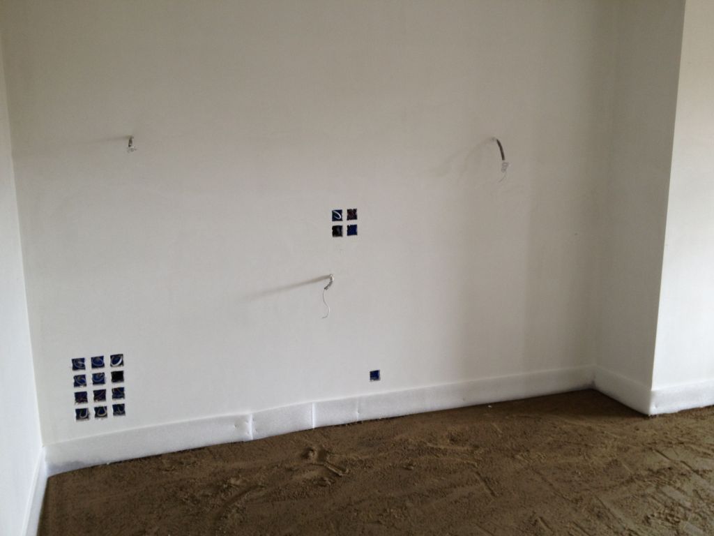 Chape ou pr�-chape ???? Etrange la texture... Sorte de sable compact...
<br />

<br />
Vue sur le futur emplacement TV...
