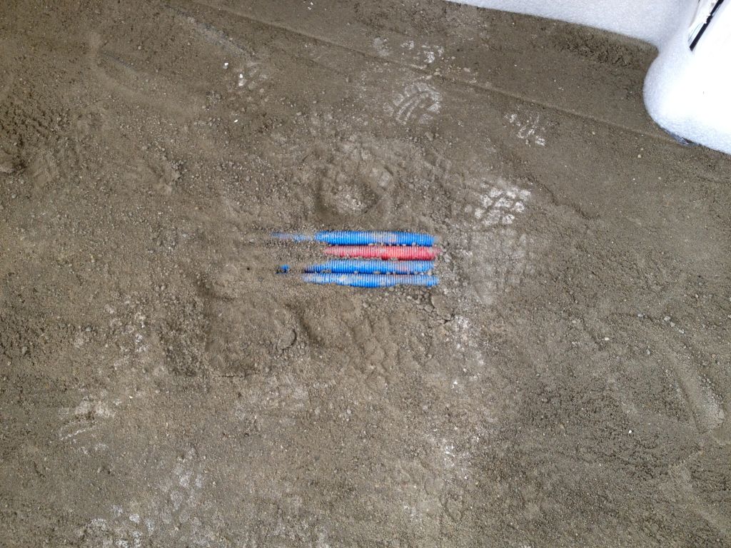 Chape ou pr�-chape ???? Etrange la texture... Sorte de sable compact...