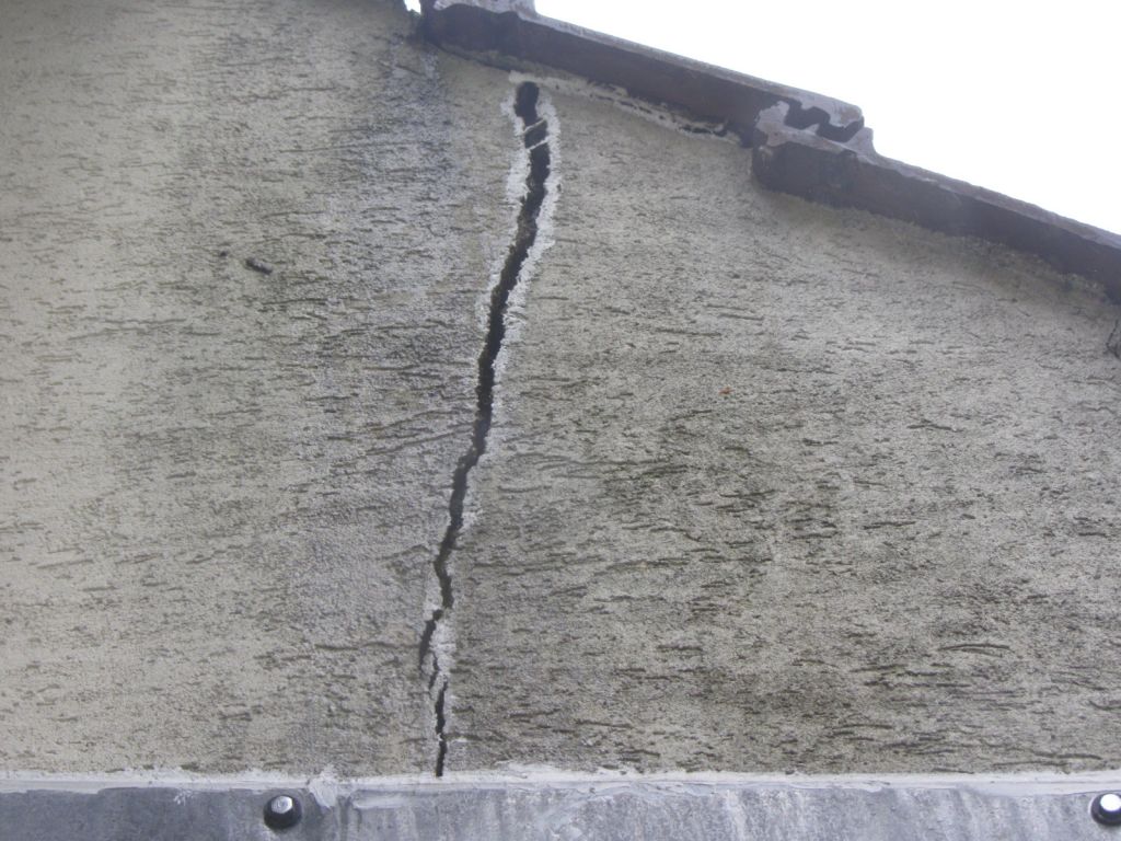 Comment réparer une grosse fissure dans un mur ?