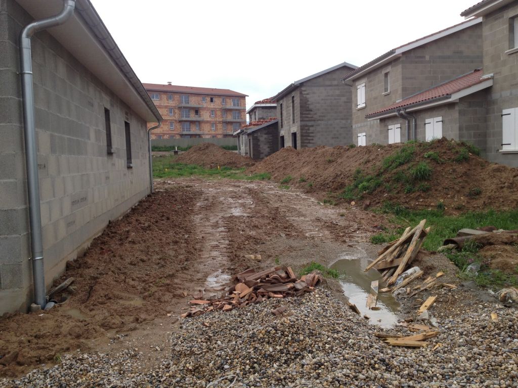 tat du chantier sur le cot droit de la maison ( toujours aprs passage de l'entreprise PERRET)