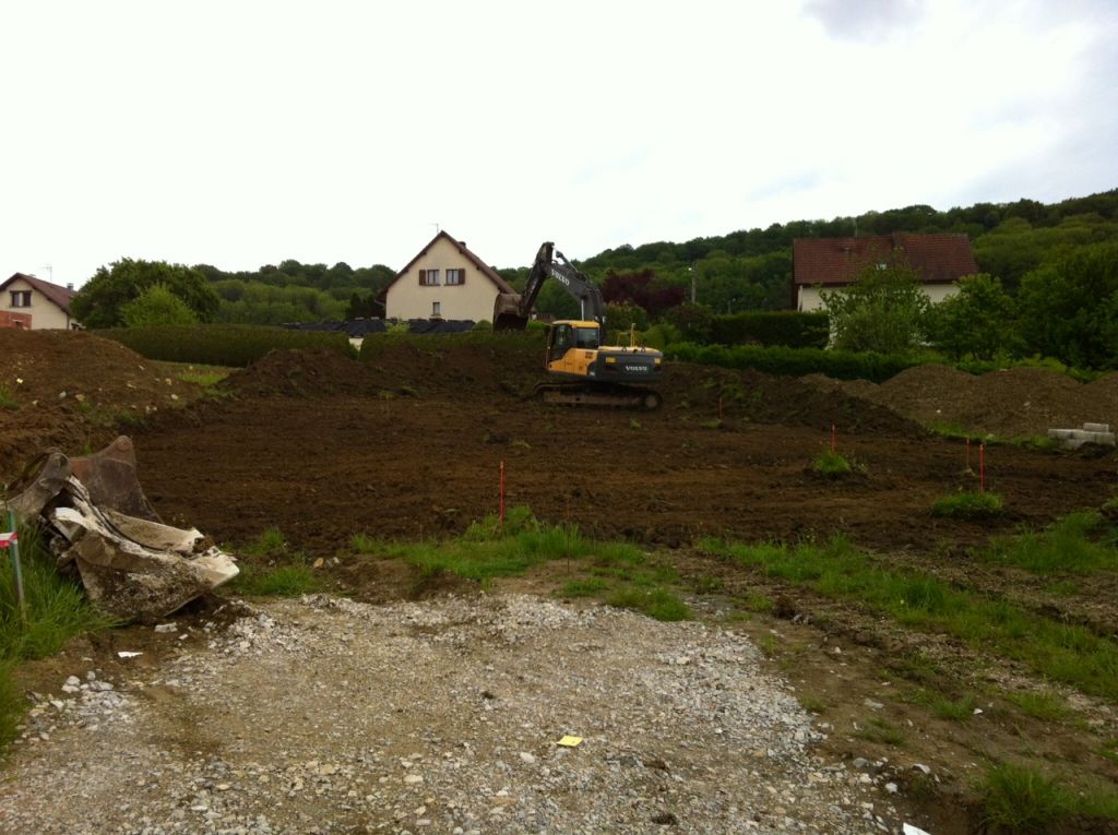 Dbut du terrassement
<br />
Dcapage de la terre vgtale et stockage au fond du terrain