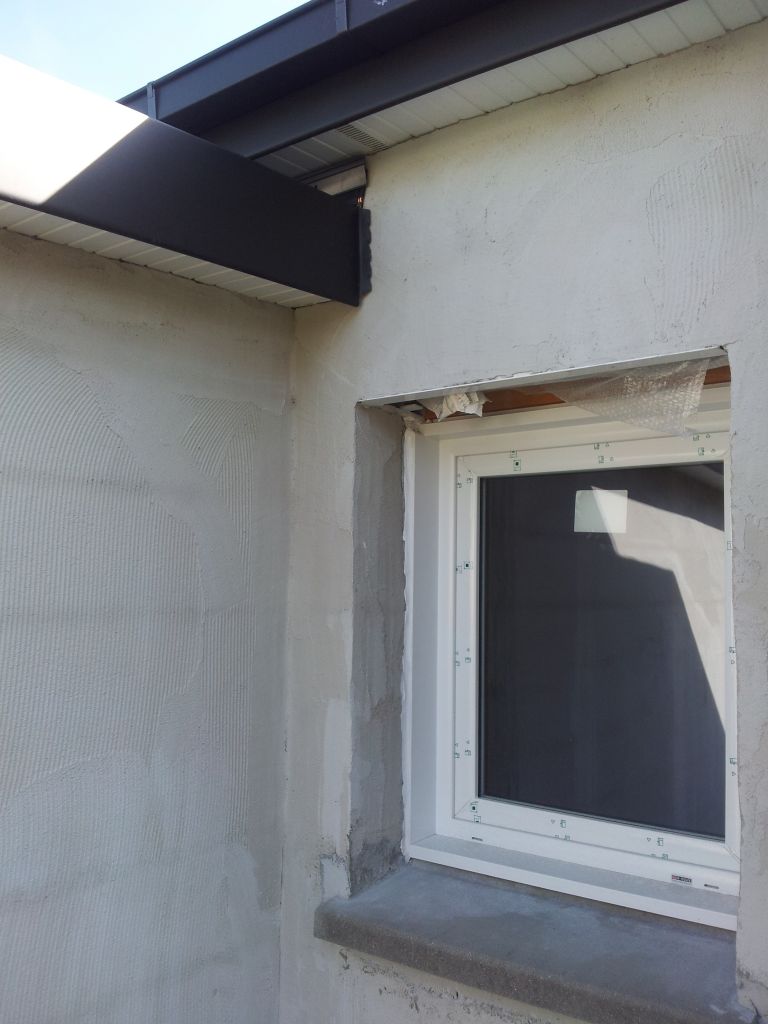 Une bande alu a été mise en place sur le mur situé au dessus du garage (à peine visible sur la photo)