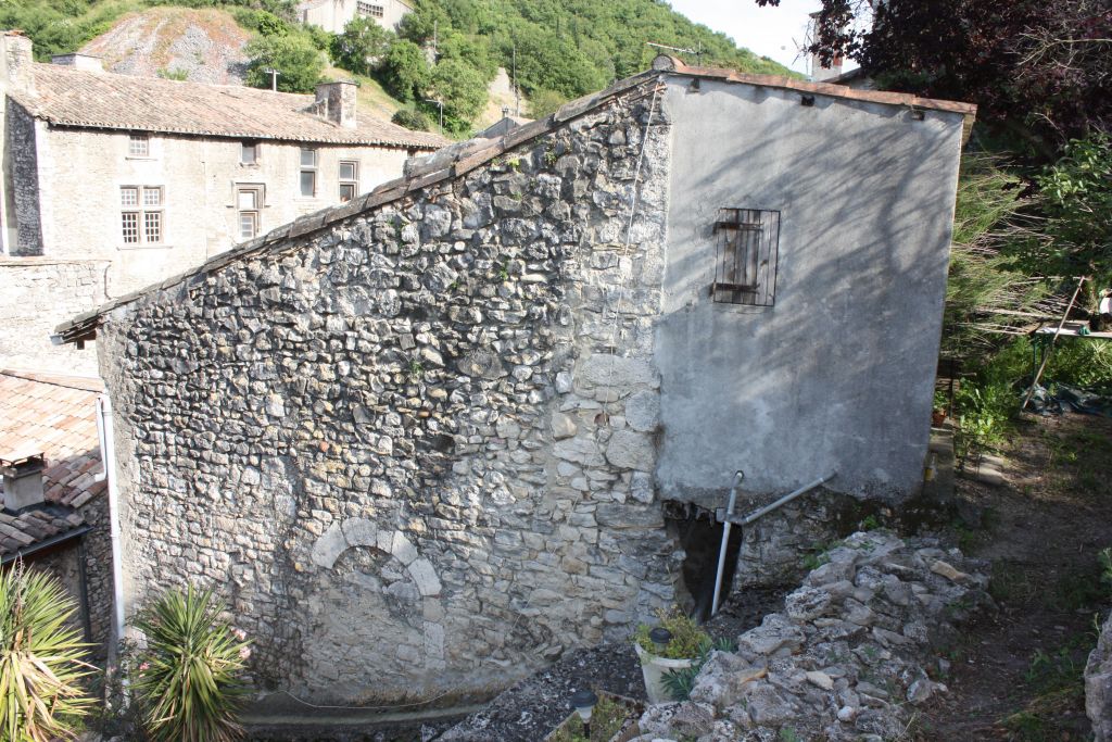 une des facades, celle qui donne sur les escaliers