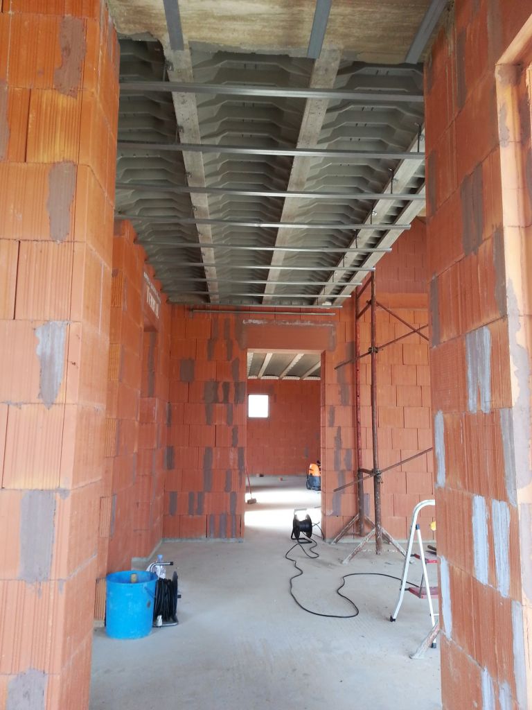 Mise en place des traverses pour le faux plafond