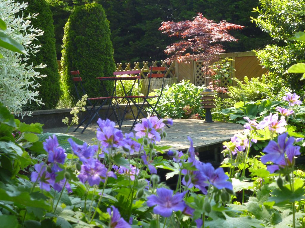 Jardin millsime 2013: vue sur le ponton du bassin assorti avec sa table et ses 3 chaises