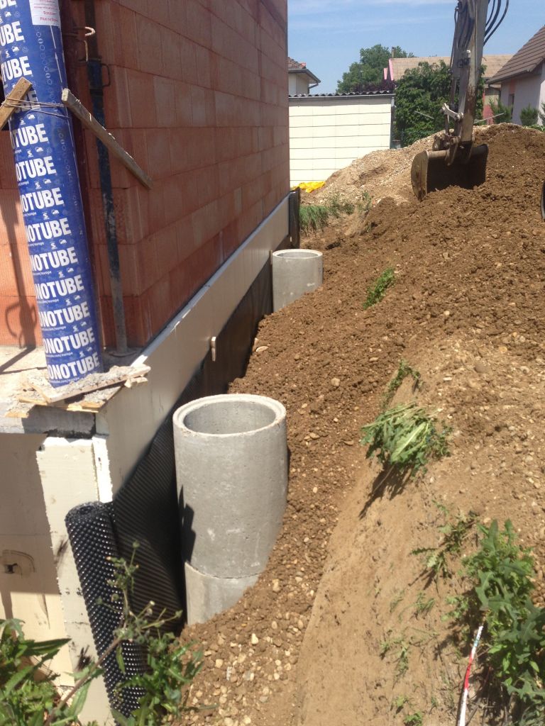 Mise en place des piliers pour les fondations du garage