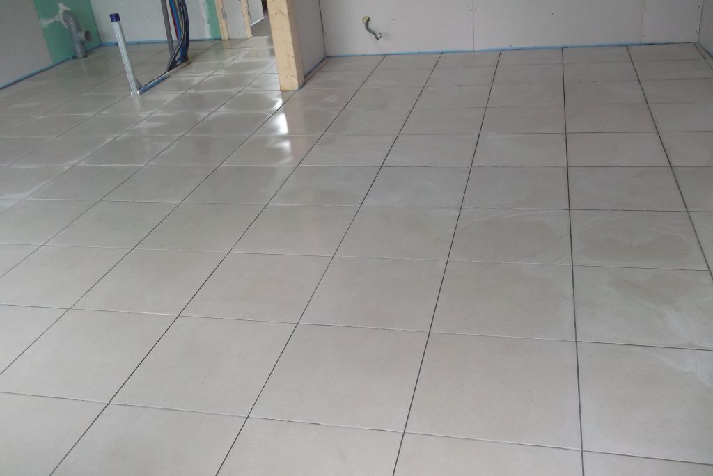 Carrelage de la pièce principale avec nuance pour la cuisine