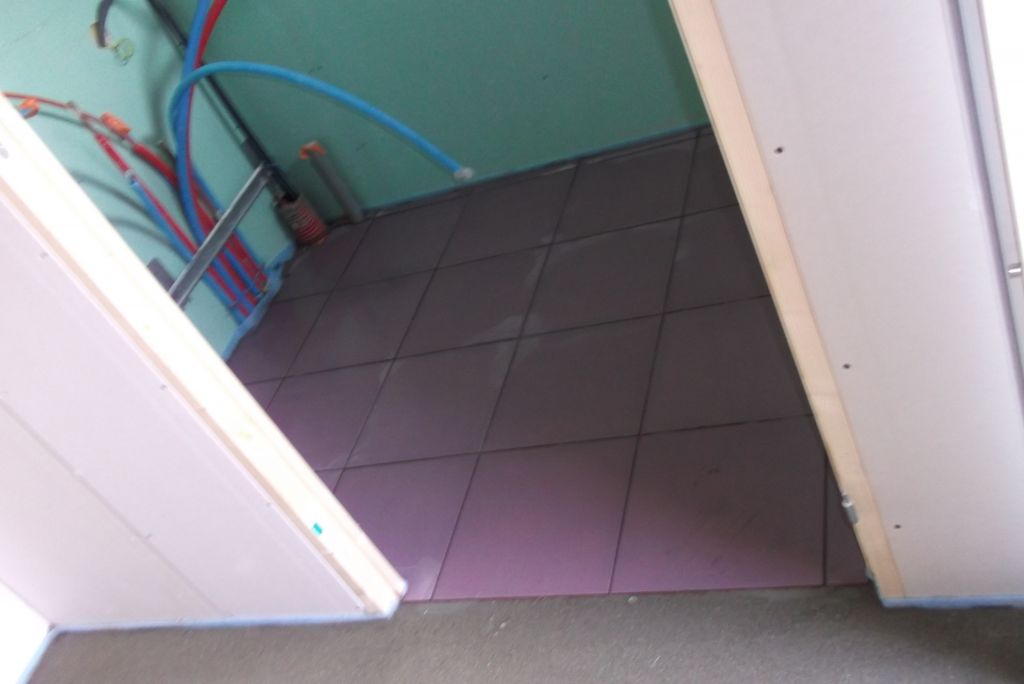 Vue lointaine du carrelage de la SDB
