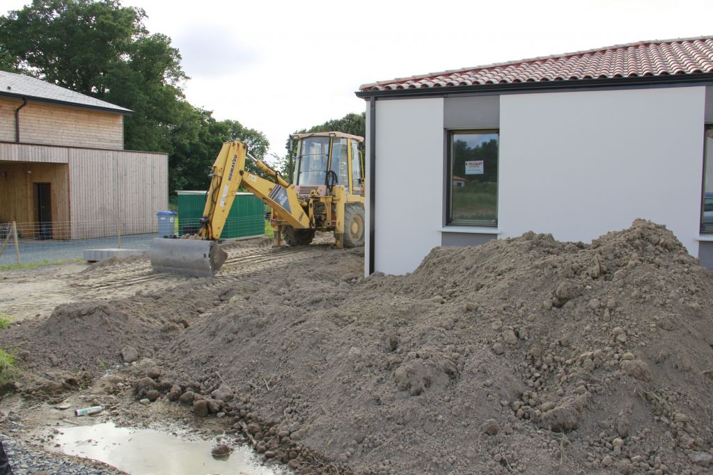 terrassier en place, et terrasse en cours
