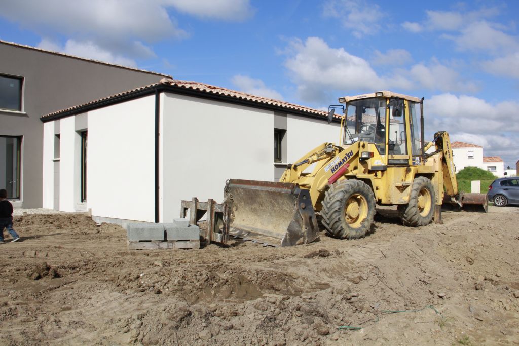 terrassier en place, et terrasse en cours