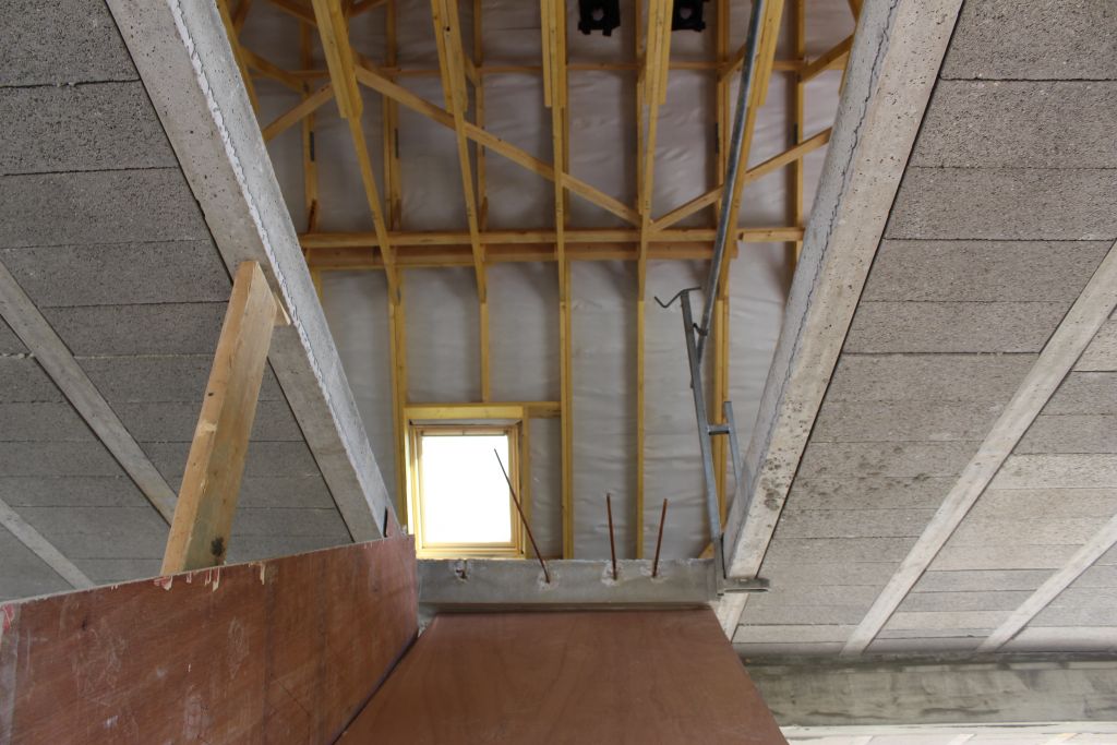 Pose du second Velux (Salle de bains)   Coffrage de l'escalier en cours.