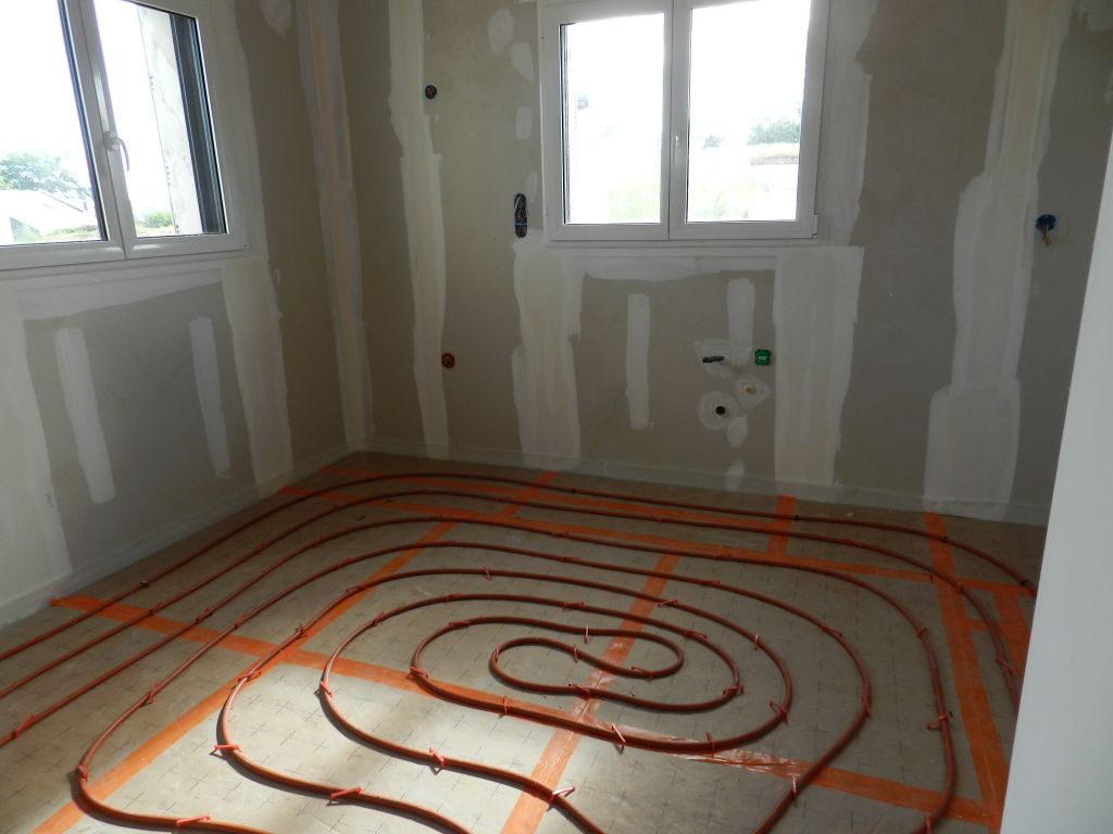 Passage des gaines pour plancher chauffant