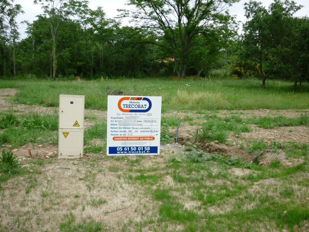 Le panneau du permis de construire pos sur le terrain.