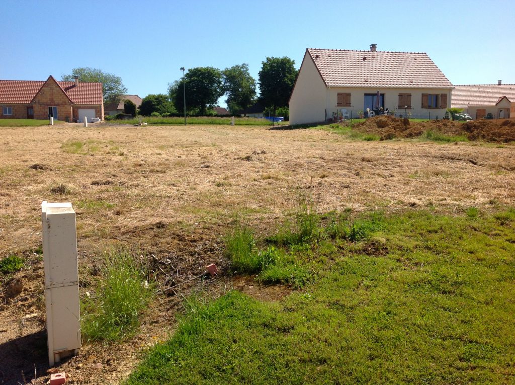 notre terrain de 508m2 il s'arrete au niveau de la bute de terre en haut a droite