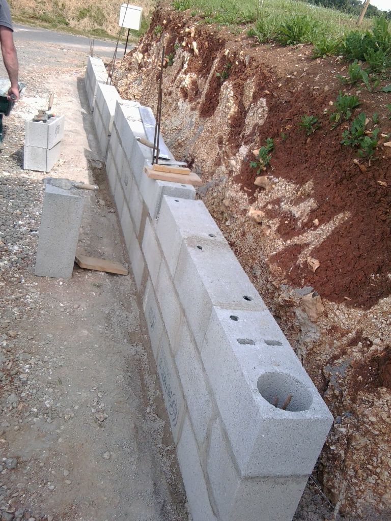 D�but d'�l�vation des murs du chemin d'acc�s.