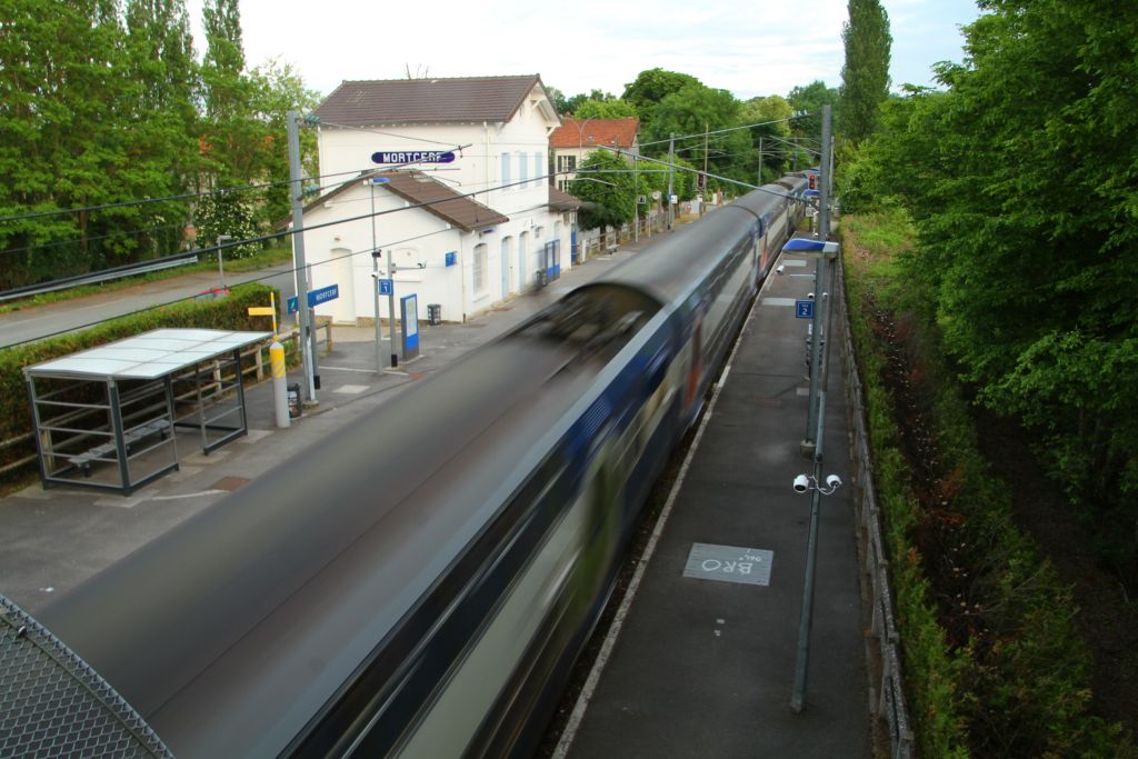 Le terrain est situ juste derrire les arbres,  gauche de la photo,  50m de la gare Transilien de Mortcerf,  40 min de la Gare de l'Est (Paris).