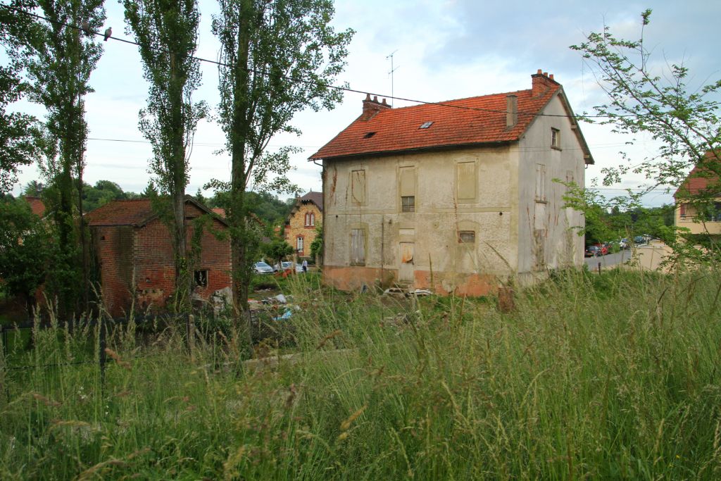 Le terrain est situ devant le btiment en briques rougs ( gauche de la photo) qui sera dtruit. La grosse maison en ruines  droite sera rnove en 3 appartements de standing.