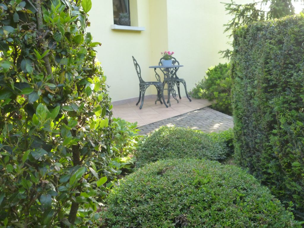 Vue sur la terrasse de la porte d'entre avec la table tte  tte